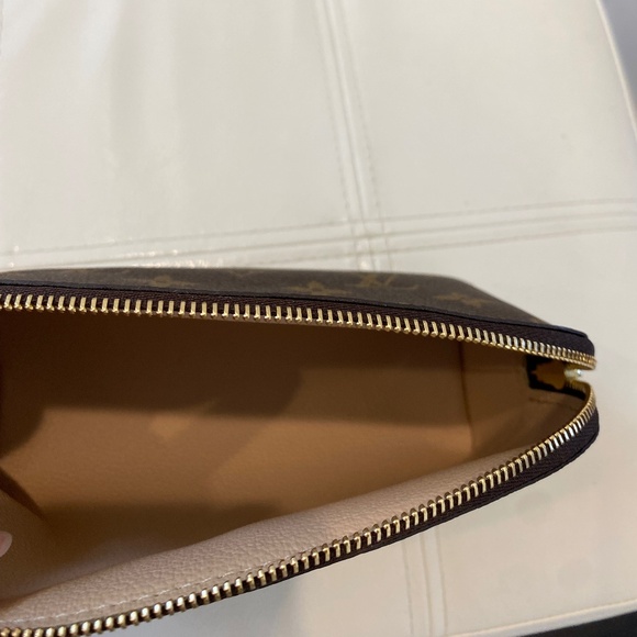 Louis Vuitton Cosmetic Pouch - Picture 7 of 12